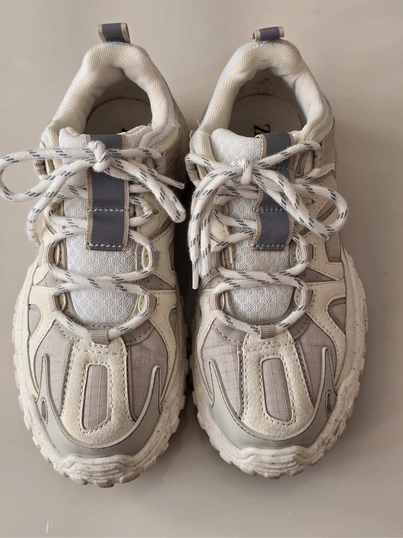 Título : Zapatillas chunky Zara beige y crema – Estilo outdoor / dad shoes – Talla 34 – photo 2